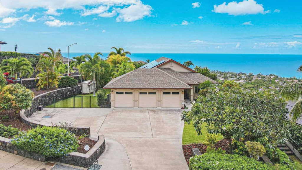 A Home in Alii heights