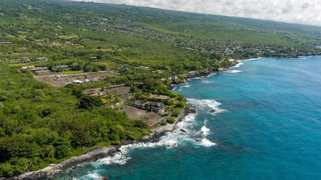 Royal Alii homes house with scenic views of the Pacific Ocean and lush tropical gardens.